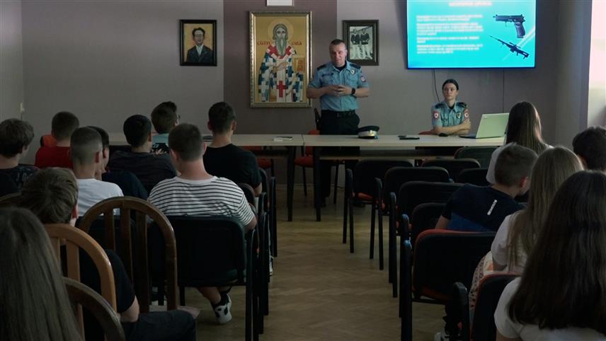 ГРАДИШКА, 2. ЈУНА /СРНА/ - Припадници Полицијске управе Градишка одржали су данас предавање ученицима седмих разреда Основне школе "Васа Чубриловић" у том граду о опасностима приликом незаконите и нестручне употреба оружја.