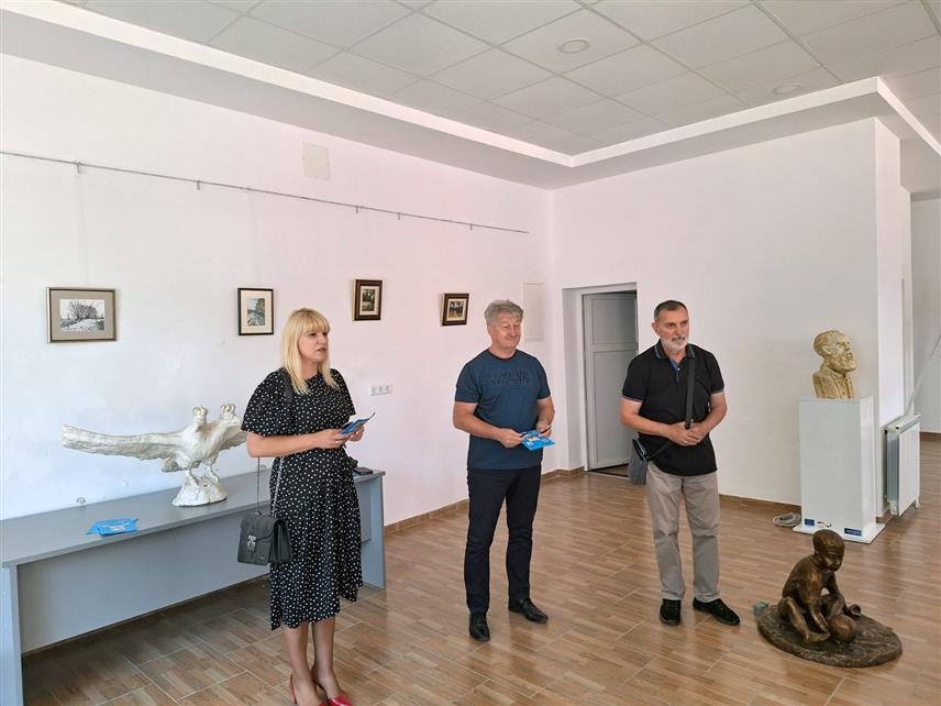 ШАМАЦ, 2. ЈУНА /СРНА/ - У Шамцу је данас отворена изложба "Цртежа, слика и скулптура" аутора Душка Каштеровића чију поставку чини више од 30 скулптура и 20 слика.