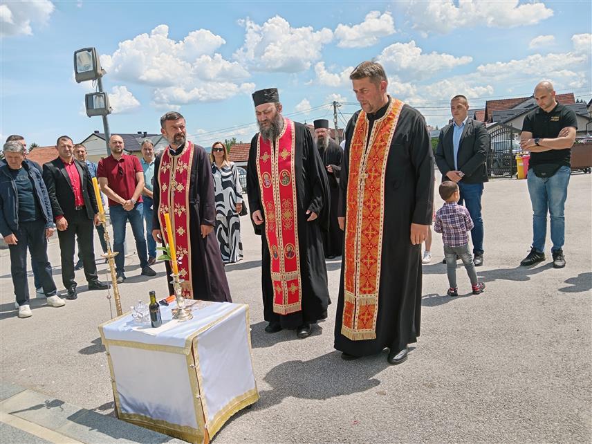 СОКОЛАЦ, 2. ЈУНА /СРНА/ - Игуман манастира Хиландар, архимандрит Методије посјетио је данас Српско војничко спомен-гробље Нови Зејтинлик на Сокоцу, на коме почивају 963 српска борца, гдје је са локалним свештеницима служио за њих помен, те посјетио Цркву Свете Петке на овом спомен-комплексу.