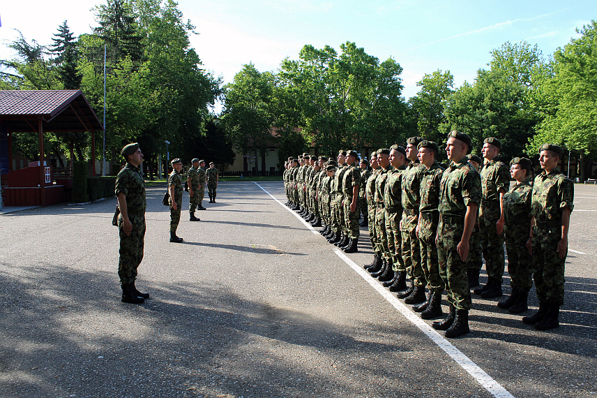 БЕОГРАД, 2. ЈУНА /СРНА/ - У центре Војске Србије за основну обуку у Сомбору, Ваљеву и Лесковцу примљена је нова генерација војника на добровољно служење војног рока, саопштило је Министарство одбране Србије.