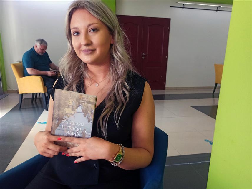ЗВОРНИК, 2. ЈУНА /СРНА/ - У Зворнику је вечерас представљена збирка поезије "Изгубљен у трачку наде", аутора Саре Ђокић из овог града.