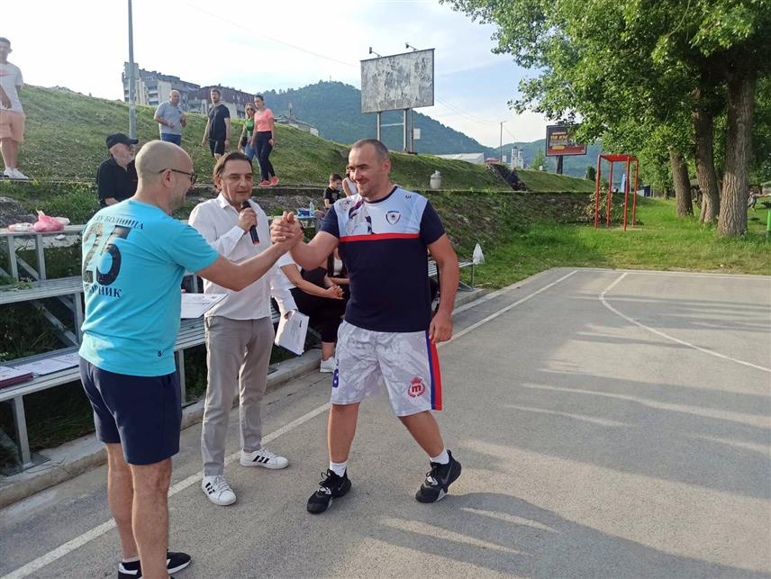 ЗВОРНИК, 2. ЈУНА /СРНА/ - У Зворнку су вечерас отворене шесте по реду Радничке спортске игре које су окупиле око 320 учесника из 16 звроничких установа и предузећа.