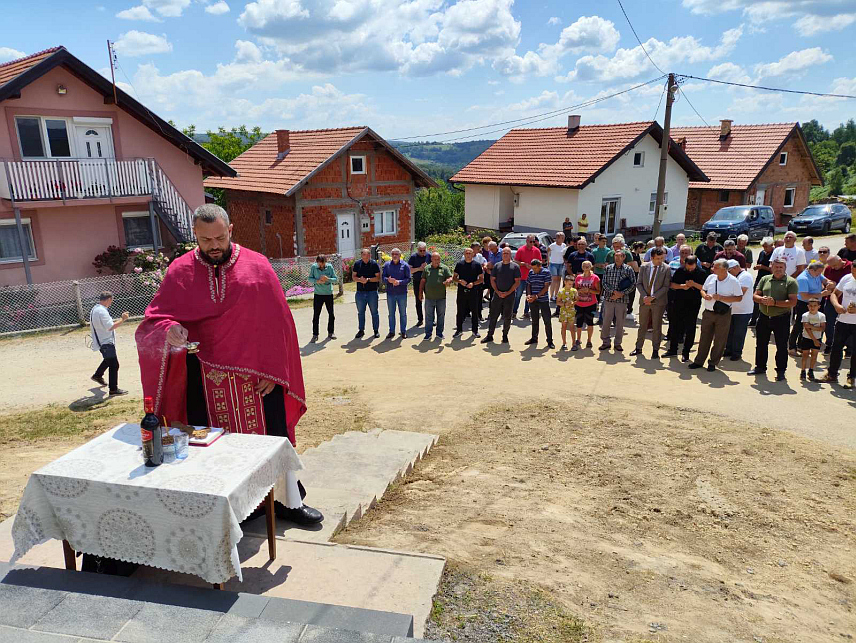 СРЕБРЕНИЦА, 30. ЈУНА /СРНА/ - У сребреничком селу Брежани данас је служен парастос за 32 мјештана, од којих су 18 побиле муслиманске снаге из Сребренице и околних села на данашњи дан прије 33 године.