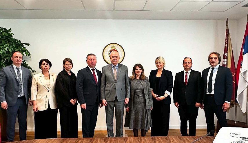 ИСТОЧНО САРАЈЕВО, 3. ЈУНА /СРНА/ - У Источном Сарајеву је одржан састанак ректора Државног шумарско-техничког универзитета из Вороњежа Михаила Валентиновича Драпаљука и ректора Универзитета у Источном Сарајеву Милана Кулића на којем је разговарано о унапређењу сарадње у оквиру пројекта "Карбонски полигон у Републици Српској", на којем је ангажован Пољопривредни факултет.
