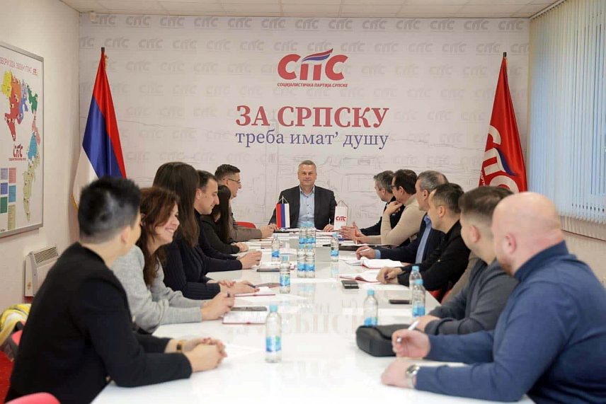 БАЊАЛУКА, 3. ЈУНА /СРНА/ - Градски одбор Социјалистичке партије Српске /СПС/ Бањалука захтијева од Градске управе да престане са манипулацијом дјеце, те позива надлежне да коначно преузму одговорност и обезбиједе бесплатне спортске термине на Градском олимпијском базену за сву дјецу која се баве пливањем и воденим спортовима.