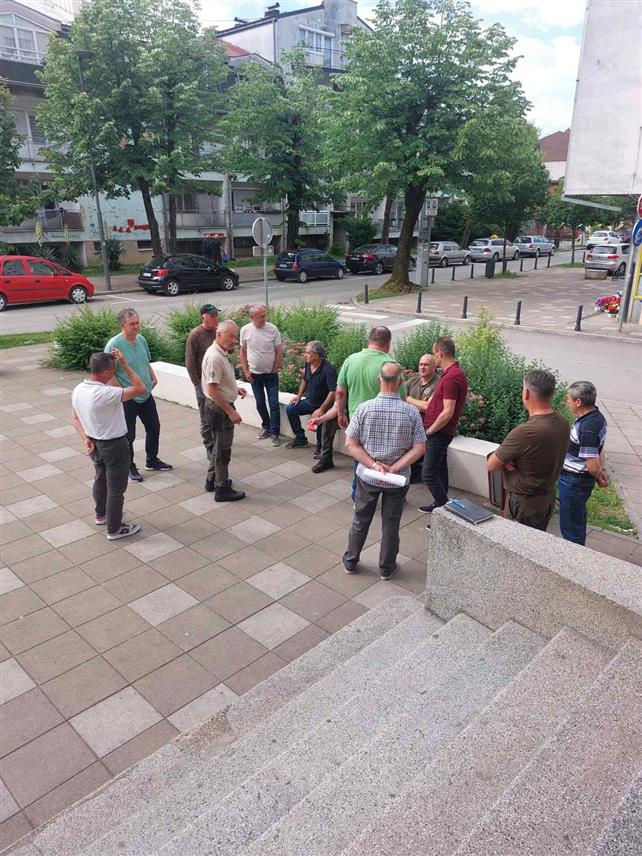 ПРИЈЕДОР, 3. ЈУНА /СРНА/ - Дио радника Националног парка "Козара" одржао је данас једночасовани штрајк упозорења окупљањем испред зграде управе.