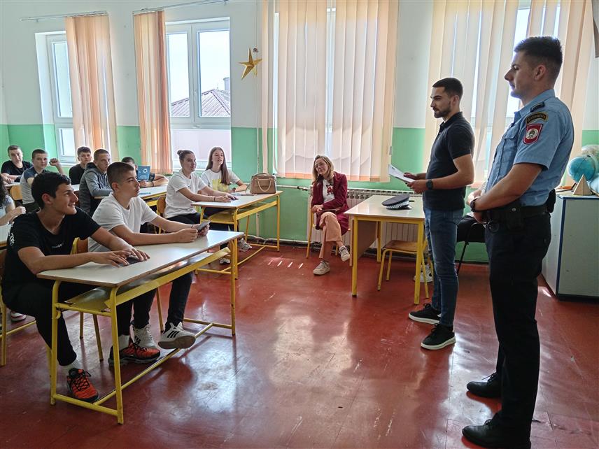 СОКОЛАЦ, 4. ЈУНА /СРНА/ - Припадници Министарства унутрашњих послова /МУП/ Републике Српске одржали су у Основној школи "Соколац" и Средњошколском центру "Свети Василије Острошки" на Сокоцу предавање за ученике у оквиру превентивне кампање "Оружје не штити - оружје убија".