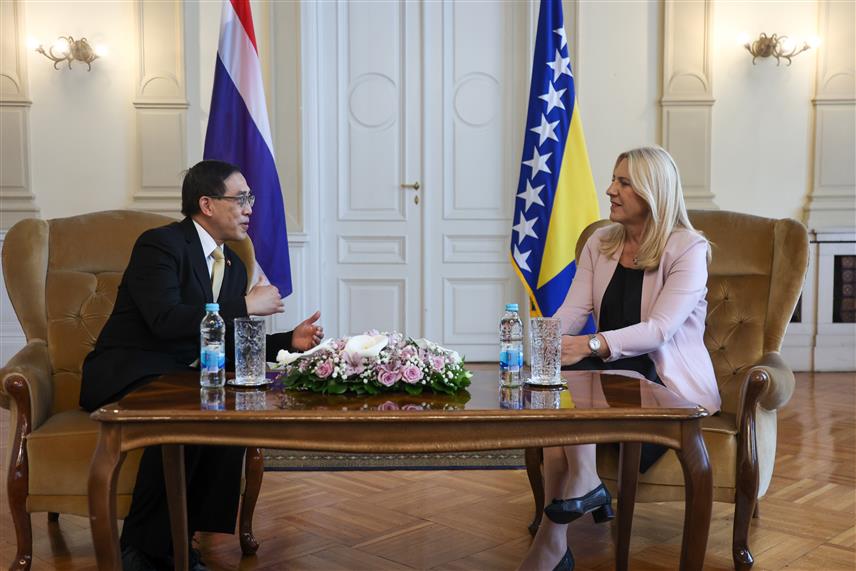 САРАЈЕВО, 4. ЈУНА /СРНА/ - Српски члан и предсједавајућа Предсједништва БиХ Жељка Цвијановић и новоименовани амбасадор Тајланда за БиХ са сједиштем у Будимпешти Пхромес Бхахолполбхајухасен истакли су спремност за интензивирање политичких односа и унапређење сарадње у области економије, трговине, туризма и инвестиција, путем надлежних институција на свим нивоима власти.	

