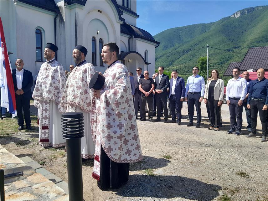 РИНБИК, 4. ЈУНА /СРНА/- У Доњој Превији код Рибника данас је откривено и освештано новосаграђено спомен-обиљежје погинулим и несталим борцима Одбрамбено-отаџбинског рата у оквиру обиљежавања Дана 17. Лаке пјешадијске бригаде и осталих ратних јединица са подручја бивше општине Кључ-Рибник.