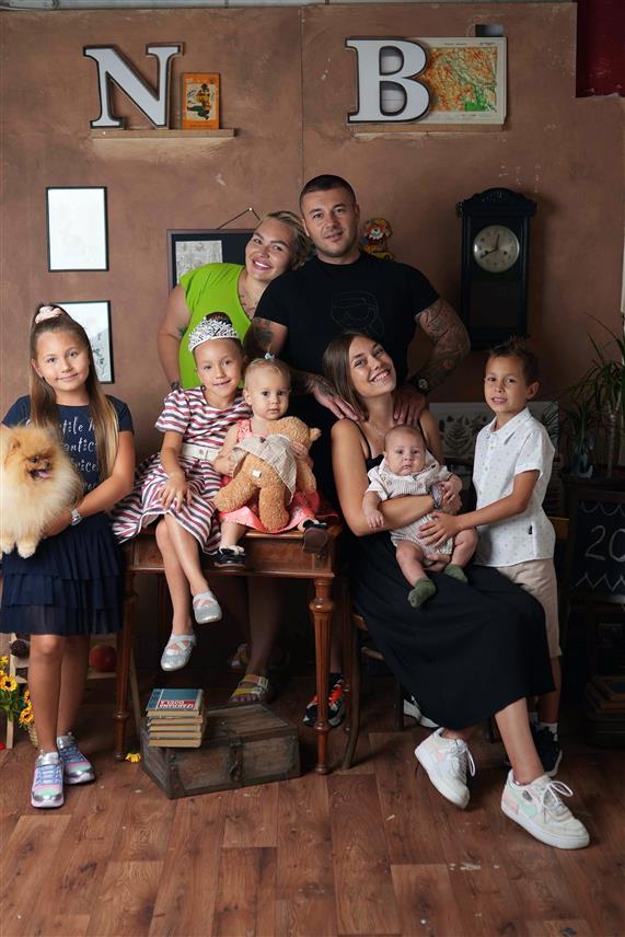 БАЊАЛУКА, 4. ЈУНА /СРНА/ - Предсједник бањалучког Одбора за помоћ Косову и Метохији Милорад Арлов је истакао хуманост вишечлане породице Дарије и Александра Паспаља из Бањалуке, који са своје шестеро дјеце, кћеркама: Катарином, Кристином, Александром, Нађом и синовима Драганом и Стефаном, већ трећу годину учествују у пројекту "Спојимо дјецу Косова и Метохије и Српске".