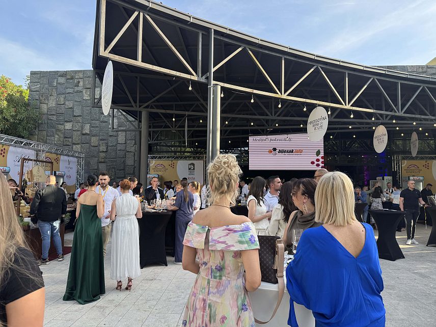 МОСTАР, 4. ЈУНА /СРНА/ - У Мостару је вечерас отворен фестивал "Винске цесте Херцеговине" на којем ће своју понуду представити више од 20 херцеговачких винарија, ресторана и туристичке организације.