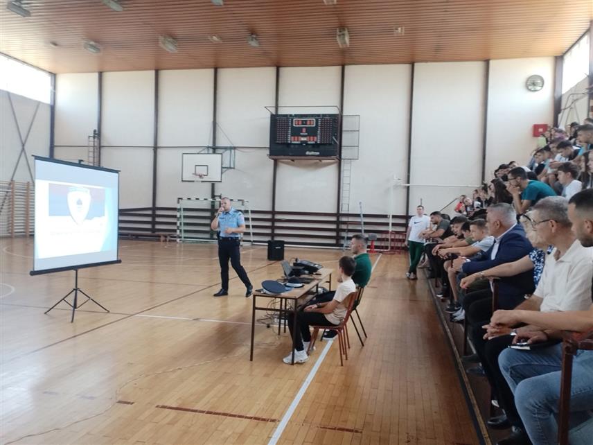 БИЈЕЉИНА, 5. ЈУНА /СРНА/ - На подручју у надлежности Полицијске управе Бијељина за прва четири мјесеца евидентирано је једно кривично дјело и 11 прекршаја везаних за злоупотребу оружја и минско-експлозивних средстава, а опасностима које пријете од незаконите и нестручне употребе оружја полиција је данас одржала предавање бијељинским ученицима.