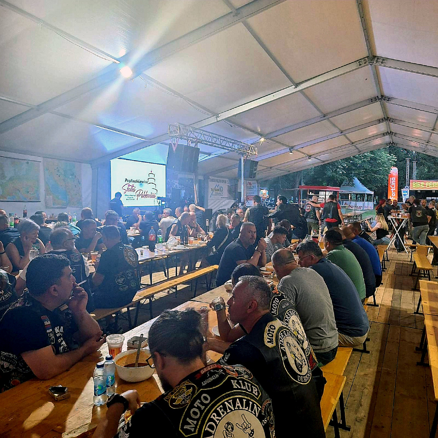 ПРЊАВОР, 5. ЈУНА /СРНА/ - У Прњавору је вечерас почела 16. моторијада, на којој се до недјеље, 8. јуна, очекује учешће око 2.000 моториста.