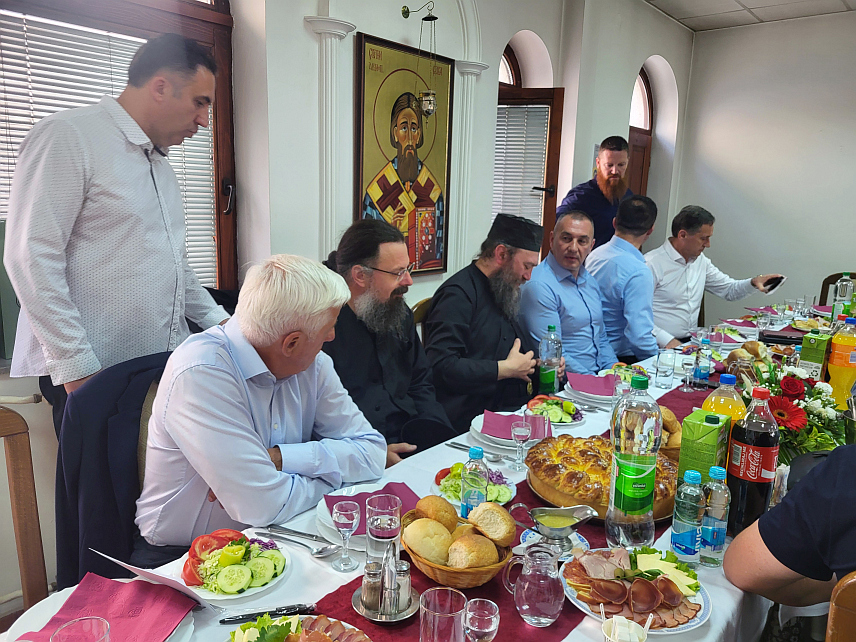 ПАЛЕ, 5. ЈУНА /СРНА/ - У Парохијском дому Цркве Успења Пресвете Богородице на Палама организована је донаторска вечера на којој су прикупљана средстава за изградњу уљаре при манастиру Хиландар, за коју је потребно 400.000 евра.