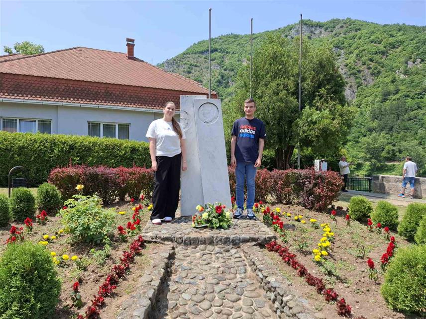 ВИШЕГРАД, 6. ЈУНА /СРНА/ - Манифестација "Вишеградска стаза" почела је у Вишеграду полагањем цвијећа код споменика нобеловцу Иви Андрићу, те рециталом "Андрић прича" ученика Средњошколског центра "Иво Андрић".