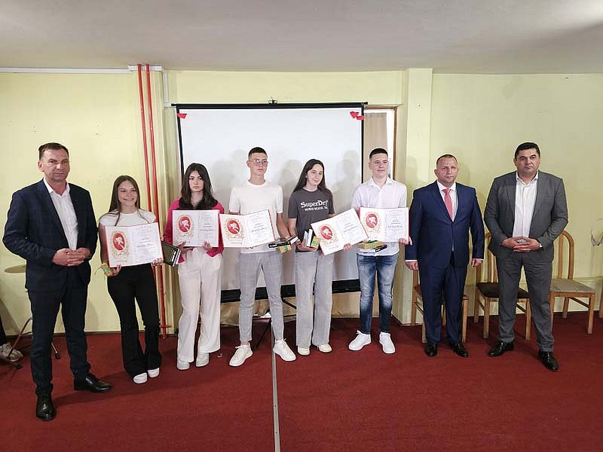 УГЉЕВИК, 6. ЈУНА /СРНА/ - У угљевичкој Основној школи "Алекса Шантић" данас је обиљежен Дан ученичког стваралаштва, на коме су награђени ученици који су током ове школске године постигли запажене резултате.	

