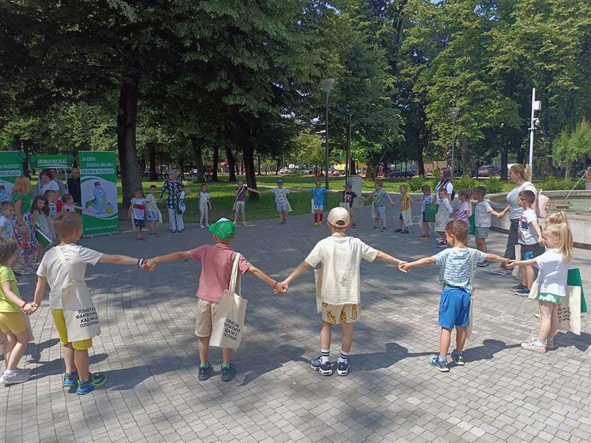 БАЊАЛУКА, 6. ЈУНА /СРНА/ - У оквиру обиљежавања Свјетског дана животне средине данас је у парку "Младен Стојановић" у Бањалуци одржана радионица са малишанима из бањалучког вртића "Бамби", у организацији Министарства за просторно уређење, грађевинарство и екологију под називом " Планета је фантастична када није пластична".