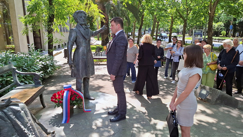 ПОДГОРИЦА, 6. ЈУНА /СРНА/ - Међународни дан Александра Пушкина обиљежен је данас и у центру Подгорице испред споменика овом утемељивачу савеременог руског језика.