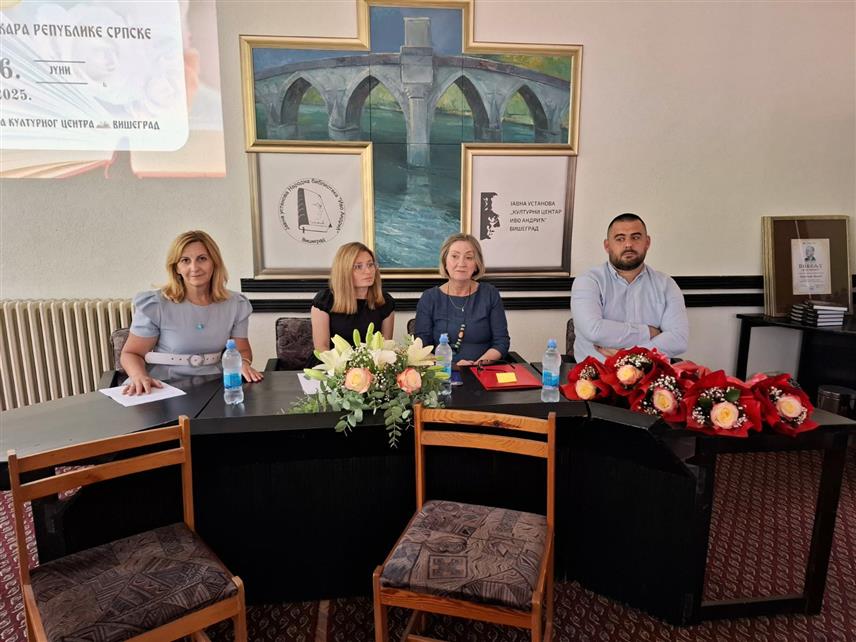 ВИШЕГРАД, 6. ЈУНА /СРНА/ - Народној библиотеци Братунац и библиотекару Валентини Живић из Народне библиотеке "Филип Вишњић" из Бијељине данас у Вишеграду уручене повеље "Ђорђе Пејановић" за најбољу библиотеку и библиотекара у Републици Српској у протеклој години.