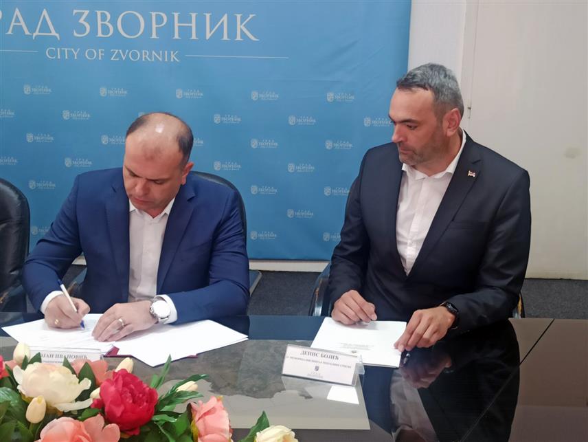 ЗВОРНИК, 6. ЈУНА /СРНА/ - Градоначелник Зворника Бојан Ивановић и вршилац дужности директора Јавно установе "Меморијални центар Републике Српске" Денис Бојић потписали су данас Меморандум о сарадњи у реализацији снимања свједочанстава о страдању српског народа у Одбрамбено-отаџбинском рату.