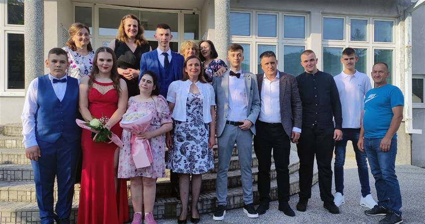 БАЊАЛУКА, 6. ЈУНА /СРНА/ - Седам матуранта Центра "Заштити ме" прославило је вечерас у Бањалуци матурско вече, а да све буде свечано и весело, како и приличи завршетку школовања, побринуо се директор Универзитетског клиничког центра Републике Српске Владо Ђајић.