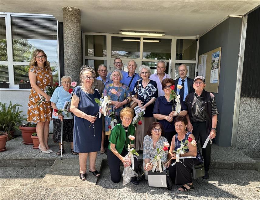 ПРЊАВОР, 7. ЈУНА /СРНА/ - Прва генерација ученика Гимназије у Прњавору данас је прославила 60 година матуре, а на ово јубиларно окупљање дошло је 14 некадашњих гимназијалаца.	