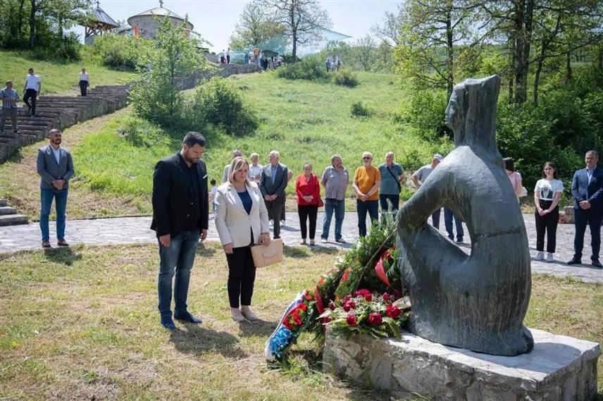 ПОДГОРИЦА, 7. ЈУНА /СРНА/ - Делегација општине Никшић положила је данас вијенац на спомен-обиљежје у мјесту Дола у Пиви, гдје су фолксдојчерска јединица "Принц Еуген" и "Ханџар" дивизија 1943. године убиле више од 500 Срба, међу којима и 109 дјеце.	