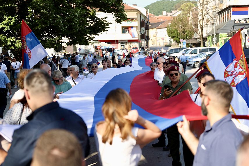 ВИШЕГРАД, 7. ЈУНА /СРНА/ - Интонирањем химну Републике Српске и Србије на Тргу Петра Петровића Његоша у Андрићграду почела је манифестација "Сусрети на Дрини - мостови српског јединства".
