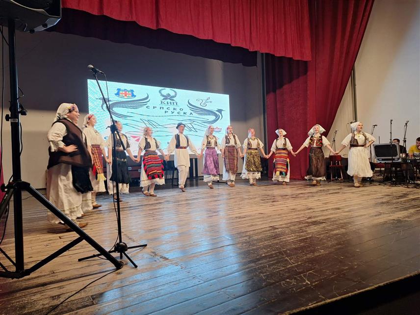 ШАМАЦ, 7. ЈУНА /СРНА/ - У Шамцу је синоћ отворена дводневна манифестација "Српско-руска прича", која је окупљајући многобројне учеснике и посјетиоце, показала велико интересовање за историјске и културне везе два братска народа.	