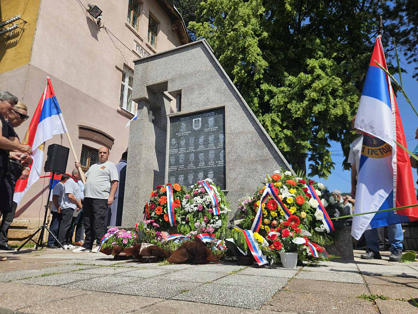 ПАЛЕ, 8. ЈУНА /СРНА/ - На Палама је данас служен помен и положени су вијенци поводом 33 године од страдања 14 бораца чете "Петар Пандуревић" Војске Републике Српске, који су убијени у нападу муслиманских снага на српске положаје на Требевићу.