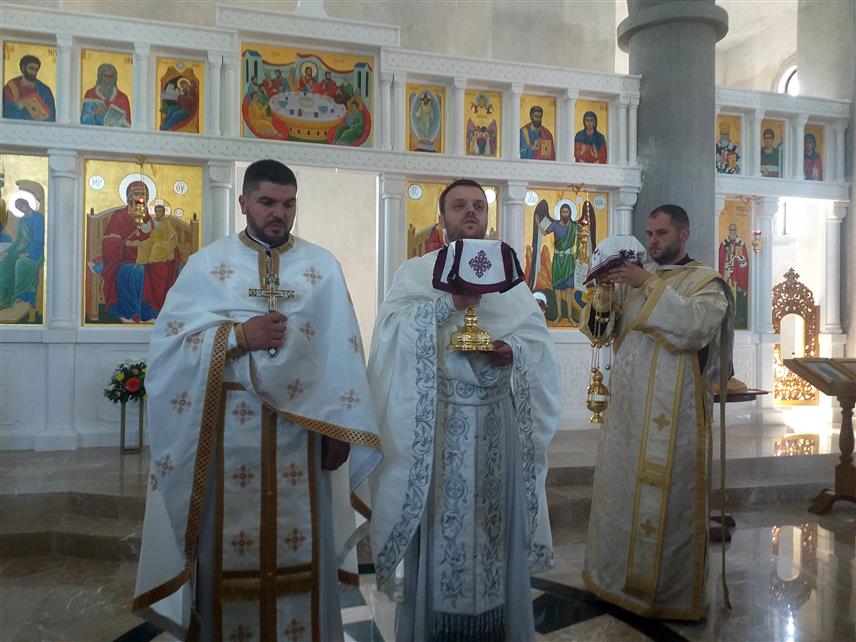 ВЛАСЕНИЦА, 8. ЈУНА /СРНА/ - Храм Свете Тројице у Власеници прославио је данас крсну славу, а након литургије и опхода око светиње, услиједио је културно-забавни програм.