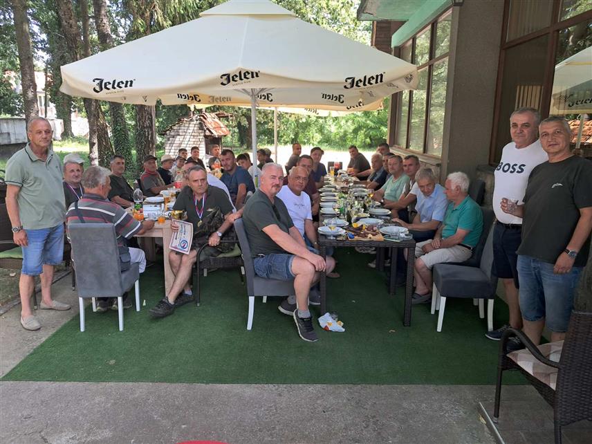 КОТОР ВАРОШ, 8. ЈУНА /СРНА/ - Начелник Котор Вароша Зденко Сакан побједник је општинског такмичења у лову рибе удицом на пловак на ријеци Врбањи, док је Лазо Кучук био најбољи на меморијалном турниру "Флај фишинг такмичарски риболов Војо Вуковић" у Грабовици.