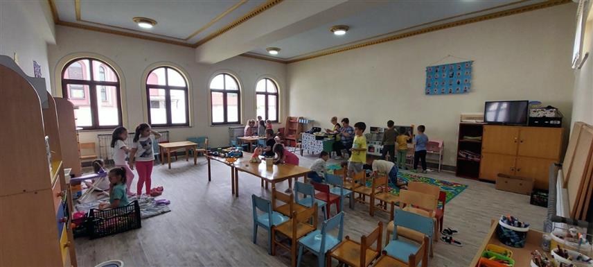 КОЗАРСКА ДУБИЦА, 9.ЈУНА /СРНА/ - У Козарској Дубици данас је са радом почела Организациона јединица Дјечији вртић "Пчелица" код Спомен-храма Свете Петке у улици Мајора Милана Tепића у коју је кренуло 50-так малишана старије и мјешовите вртићке групе.