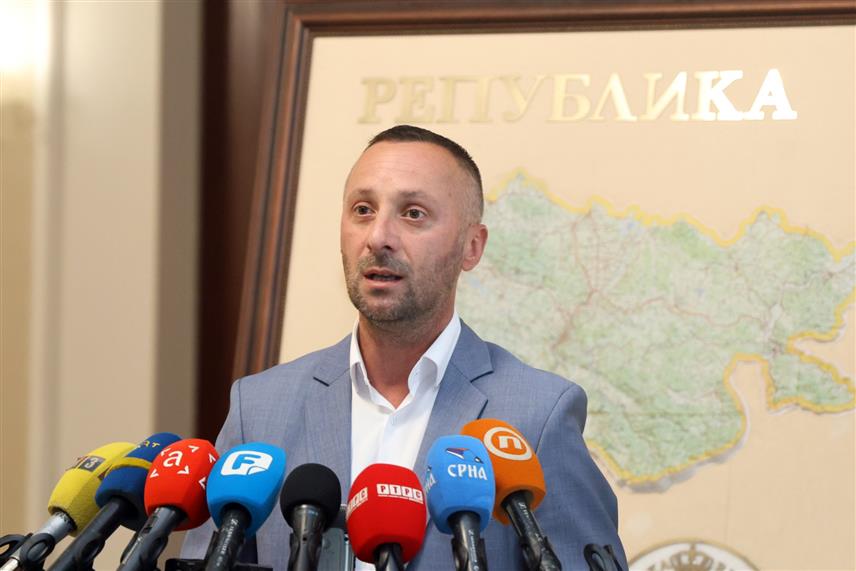 БАЊАЛУКА, 9. ЈУНА /СРНА/ - Посланик СНСД-а у Представничком дому Парламентарне скупштине БиХ Милорад Којић рекао је да посланици ове партије неће прихватити проширивање било каквих надлежности вануставног Суда БиХ и успостављања апелационог одјељења, те истакао да је и став струке да предложени закон не смије бити подржан. /фото - Борислав Здриња/