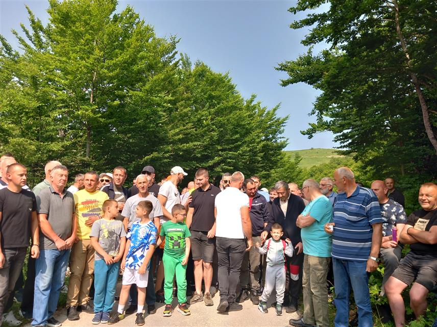 ГАЦКО, 9. ЈУНА /СРНА/ - Група грађана и мјештани пограничних села између Гацка и Плужина састали су се данас код прелаза Равно према Црној Гори како би изразили незадовољство због немогућности преласка овог прелаза са личним документима.