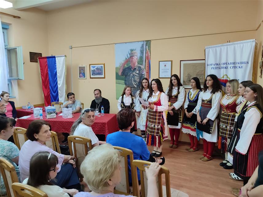 БРОД, 9. ЈУНА /СРНА/ - Збирка поезије "Одбранимо се молитвом" Ненада Симића из Дервенте представљена је вечерас Брођанима у просторијама Борачке организације Брод.
