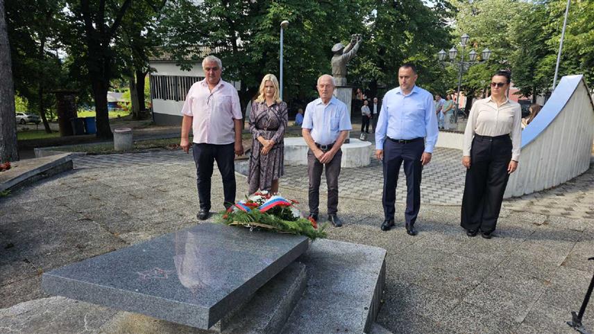 ПРЊАВОР, 10. ЈУЛА /СРНА/ - У Прњавору су данас положени вијенци код спомен-обиљежја народним херојима, погинулима у Народноослободилачком рату и јунацима града, поводом Дан ослобођења у Другом свјетском рату, 10. јула.