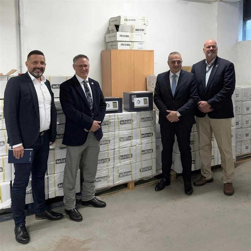 САРАЈЕВО, 10. ЈУЛА /СРНА/ - Служба за послове са странцима добила је данас опрему која обухвата укупно 192 сефа за лично наоружање у оквиру међународног програма америчког Министарства правде за обуке и помоћ у области криминалистичких истрага.	