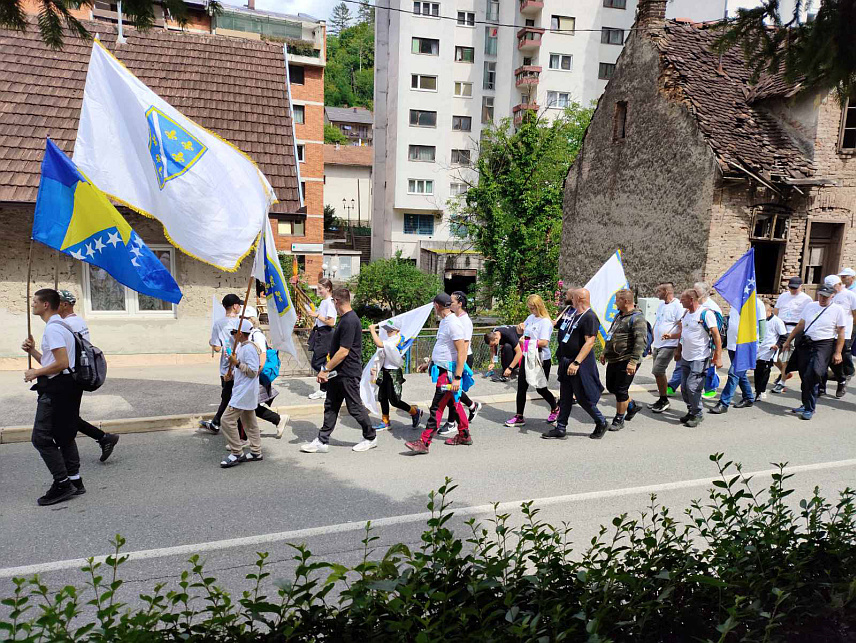 СРЕБРЕНИЦА, 10. ЈУЛА /СРНА/ - Провокативно, са ратним заставама такозване Армије БиХ, изазивајући узнемирење и револт српског становништва, данас око 15.00 часова кроз Сребреницу је прошла колона од 200 учесника бошњачког "Марша мира Жепа-Поточари".