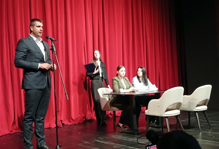 ИСТОЧНО НОВО САРАЈЕВО, 10. ЈУЛА /СРНА/ - Начелник општине Источно Ново Сарајево Јован Катић потписао је данас 95 уговора за додјелу буџетских средстава за спровођење мјера енергетске ефикасности у стамбеним објектима у власништву демобилисаних бораца, породица погинулих бораца, ратних војних инвалида, као и чланова породица умрлих бораца Одбрамбено-отаџбинског рата.