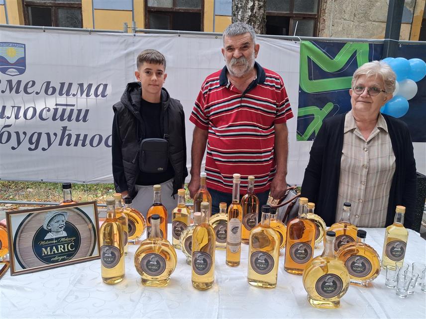 КОТОР ВАРОШ, 10. ЈУЛА /СРНА/ - Први фестивал ракије "Долином Врбање" одржан је у Котор Варошу, окупио је 50 излагача из Републике Српске и Федерације БиХ /ФБиХ/.