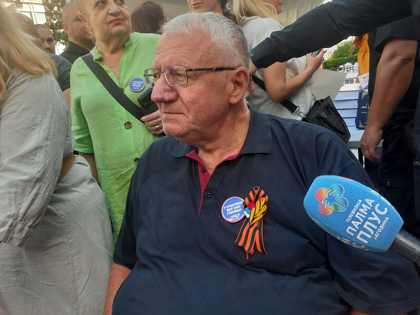 БЕОГРАД, 11. ЈУЛА /СРНА/ - Лидер Српске радикалне странке Војислав Шешељ је јутрос у Кнез Михаиловој улици, код некадашњег Руског цара, потписивао друго издање његове књиге "У Сребреници није било геноцида".