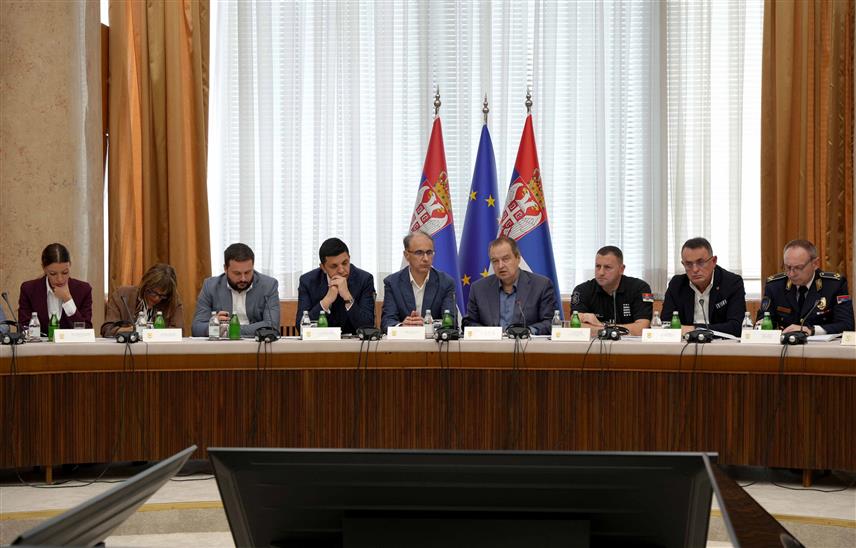 БЕОГРАД, 11. ЈУЛА /СРНА/ - Ванредна сједница Републичког штаба за ванредне ситуације којој је присуствовао премијер Ђуро Мацут.