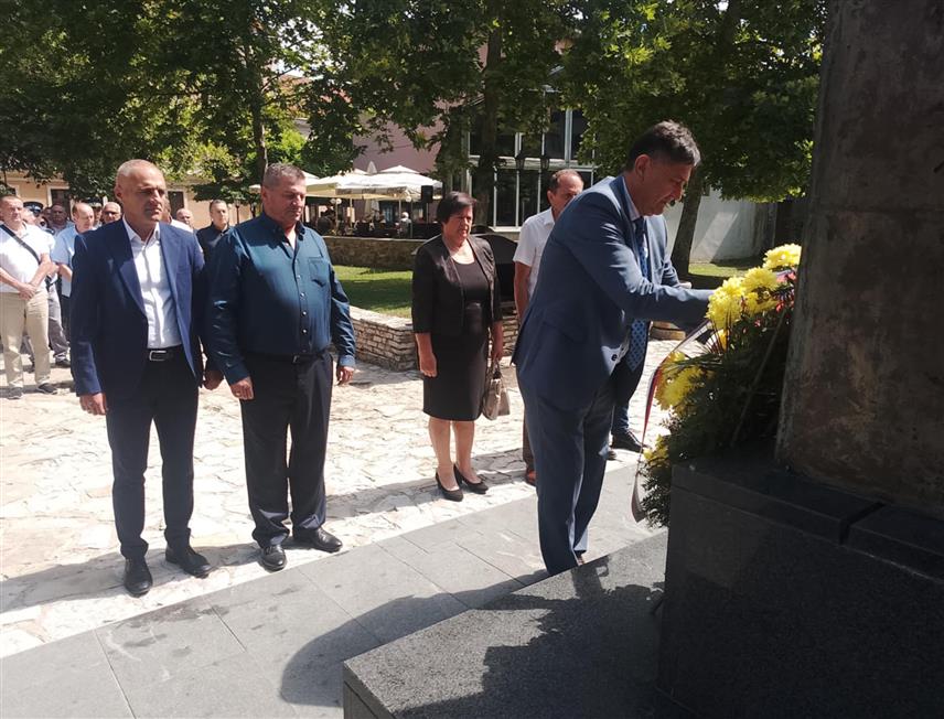 НОВИ ГРАД, 12. ЈУЛА /СРНА/ - У Новом Граду данас је поводом Петровдана, Дана и крсне славе општине, служен парастос и положени вијенци код спомен-обиљежја погинулим борцима Војске Републике Српске.