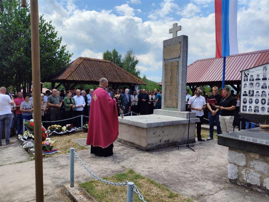 СРЕБРЕНИЦА, 12. ЈУЛА /СРНА/ - У Залазју код Сребренице почео је парастос за 69 српских цивила и војника које су муслиманске снаге убиле на Петровдан 1992. године.