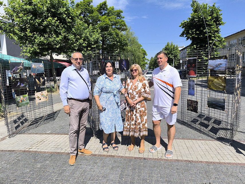 ПРИЈЕДОР, 12. ЈУЛА /СРНА/ - На малом градском тргу отворена је изложба фотографија чланова Фото-клуба "Крк" у сарадњи са приједорским Удружењем за очување традиције и Колом српских сестара.