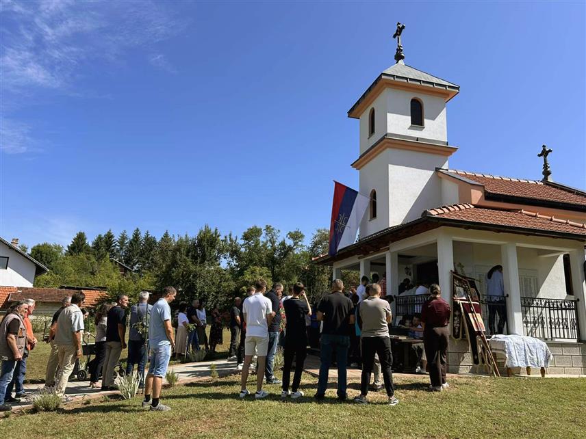 ПРИЈЕДОР, 12. ЈУЛА /СРНА/ - У приједорском селу Велико Паланчиште данас је служена литургија поводом крсне славе села и Спомен-храма Светих апостола Петра и Павла, који је симбол великог српског страдња у Одбрамбено-отаџбинском и Другом свјетском рати.