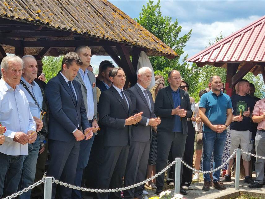 СРЕБРЕНИЦА, 12. ЈУЛА /СРНА/ - Предсједник Покрета социјалиста Александар Вулин и потпредсједник СРС-а Александар Шешељ присуствовали су парастосу за 69 српских цивила и војника које су муслиманске снаге убиле на Петровдан 1992. године.