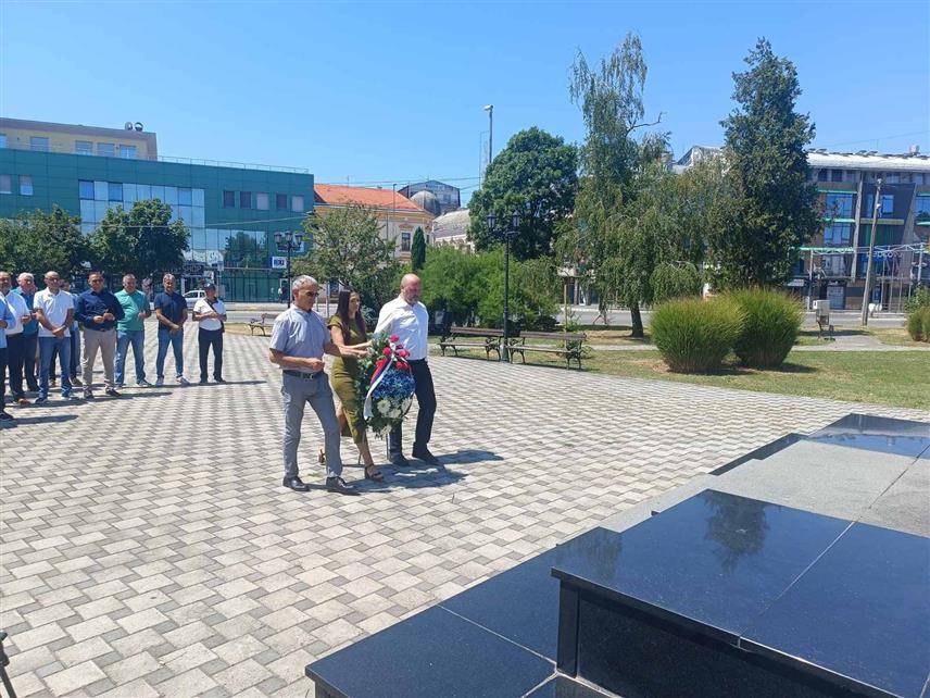 БРЧКО, 12. ЈУЛА /СРНА/ - Општински одбор СДС-а у Брчко дистрикту обиљежио је данас славу странке - Петровдан и 35 година постојања, а тим поводом на споменик српским браниоцима Брчког положени су вијенци и прислужене свијеће.