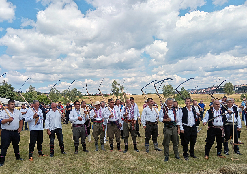 СОКОЛАЦ, 12. ЈУЛА /СРНА/ - За најбољег косца ручном косом на манифестацији "Дан косидбе на Романији" данас је на Сокоцу проглашен Вук Вучковић из Прељине код Чачка.